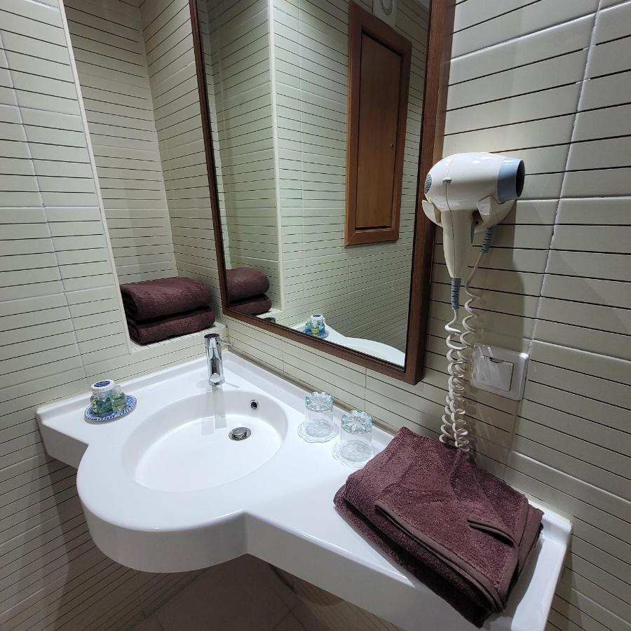 Hotel Tiba ตูนิส ภายนอก รูปภาพ